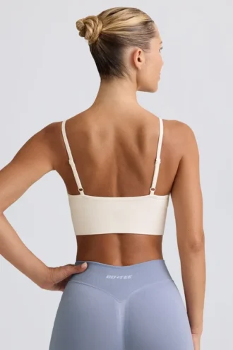 Sujetador deportivo Define Luxe con cuello en V en blanco