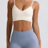 Sujetador deportivo Define Luxe con cuello en V en blanco
