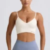 Sujetador deportivo Define Luxe con cuello en V en blanco