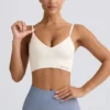 Sujetador deportivo Define Luxe con cuello en V en blanco