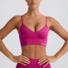 Sujetador deportivo Define Luxe con cuello en V en color Berry