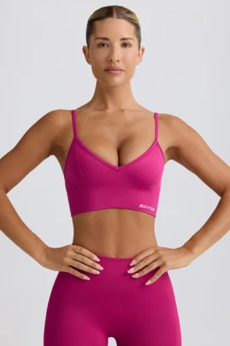 Sujetador deportivo Define Luxe con cuello en V en color Berry