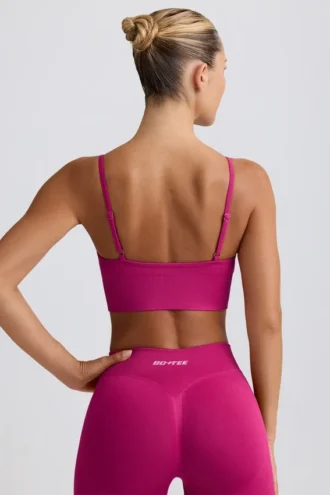 Sujetador deportivo Define Luxe con cuello en V en color Berry