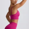 Sujetador deportivo Define Luxe con cuello en V en color Berry