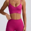 Sujetador deportivo Define Luxe con cuello en V en color Berry