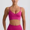 Sujetador deportivo Define Luxe con cuello en V en color Berry