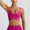 Sujetador deportivo Define Luxe con cuello en V en color Berry