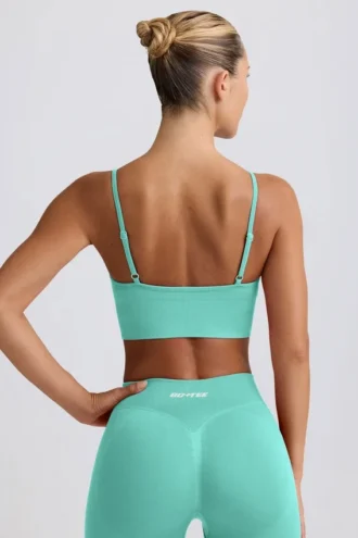 Sujetador deportivo Define Luxe con cuello en V en color menta