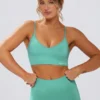 Sujetador deportivo Define Luxe con cuello en V en color menta