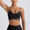 Sujetador deportivo Define Luxe con cuello en V en negro