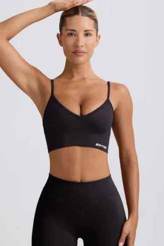 Sujetador deportivo Define Luxe con cuello en V en negro