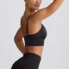 Sujetador deportivo Define Luxe con cuello en V en negro