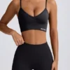 Sujetador deportivo Define Luxe con cuello en V en negro