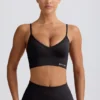 Sujetador deportivo Define Luxe con cuello en V en negro