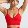 Sujetador deportivo Define Luxe con cuello en V en rojo
