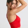 Sujetador deportivo Define Luxe con cuello en V en rojo