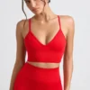 Sujetador deportivo Define Luxe con cuello en V en rojo