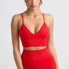 Sujetador deportivo Define Luxe con cuello en V en rojo