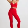 Sujetador deportivo Define Luxe con cuello en V en rojo