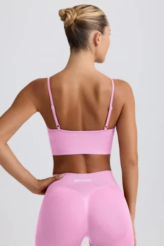 Sujetador deportivo Define Luxe con cuello en V en rosa chicle