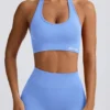 Sujetador deportivo Define Luxe con cuello halter en azul claro