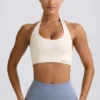 Sujetador deportivo Define Luxe con cuello halter en blanco