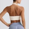 Sujetador deportivo Define Luxe con cuello halter en blanco