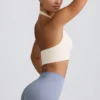 Sujetador deportivo Define Luxe con cuello halter en blanco