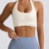 Sujetador deportivo Define Luxe con cuello halter en blanco