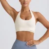 Sujetador deportivo Define Luxe con cuello halter en blanco