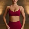 Sujetador deportivo sin costuras con espalda cruzada Super Sculpt en color burdeos