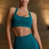 Sujetador deportivo sin costuras con espalda en T Super Sculpt en color verde azulado