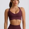 Sujetador deportivo sin costuras con tirantes cruzados a la espalda Super Sculpt en color burdeos