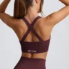 Sujetador deportivo sin costuras con tirantes cruzados a la espalda Super Sculpt en color burdeos