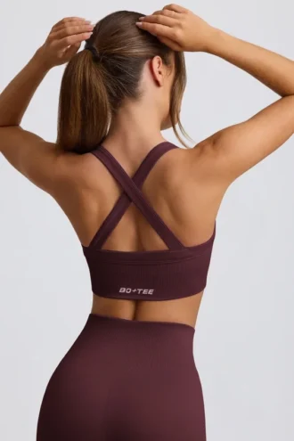 Sujetador deportivo sin costuras con tirantes cruzados a la espalda Super Sculpt en color burdeos