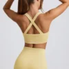 Sujetador deportivo sin costuras Super Sculpt con espalda cruzada en amarillo mantequilla