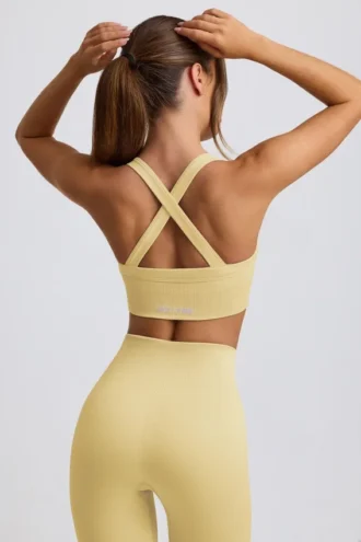 Sujetador deportivo sin costuras Super Sculpt con espalda cruzada en amarillo mantequilla