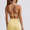 Sujetador deportivo sin costuras y sin espalda Super Sculpt en amarillo mantequilla
