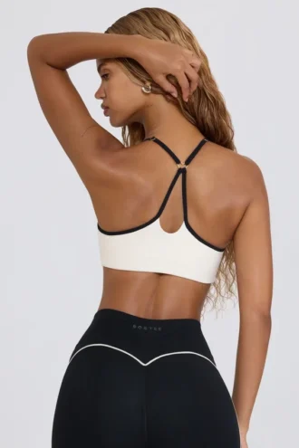 Sujetador deportivo Soft Active con cuello corazón en blanco