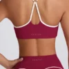 Sujetador deportivo Soft Active con cuello corazón en color burdeos