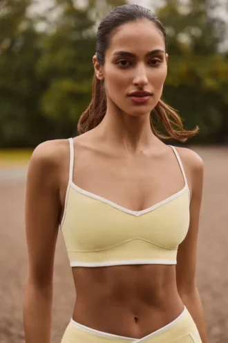 Sujetador deportivo Soft Active con cuello corazón y contraste en amarillo suave