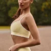 Sujetador deportivo Soft Active con cuello corazón y contraste en amarillo suave
