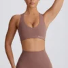 Sujetador deportivo Soft Active con cuello en V en color Mocha