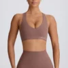 Sujetador deportivo Soft Active con cuello en V en color Mocha