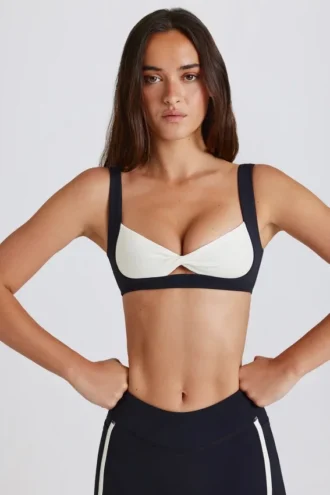 Sujetador deportivo Soft Active con detalle retorcido en la parte delantera en negro
