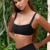Sujetador deportivo Soft Active con detalles de costuras en negro
