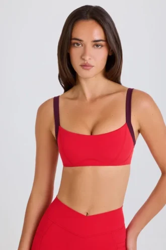 Sujetador deportivo Soft Active con ribete en contraste en rojo fresa