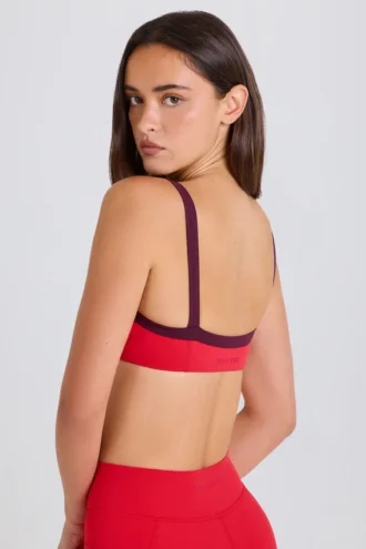 Sujetador deportivo Soft Active con ribete en contraste en rojo fresa