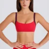Sujetador deportivo Soft Active con ribete en contraste en rojo fresa