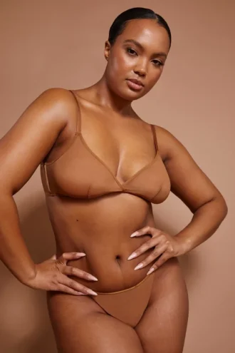 Bikini de tanga de malla suave Intimates en color almendra
